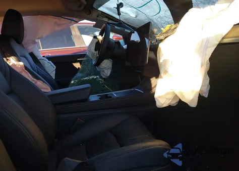 2025 Tesla Model Y Long Range Dual Motor All-Wheel Drive z USA, uszkodzony, nr VIN 7SAYGDED0SF222885